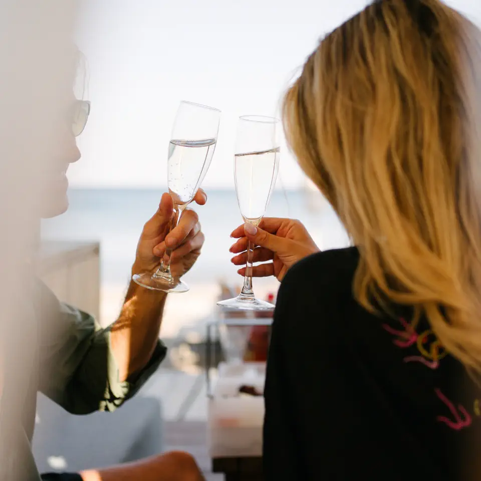 Your Amada Romantic Spots: Love, Set by the Sea